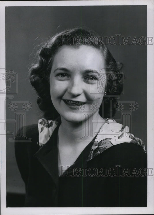 1947 Press Photo Mrs. Earl P. Williams of Cleveland, Ohio - nef23973 - Historic Images