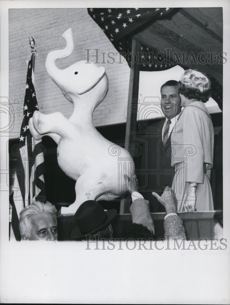 1960 Press Photo Richard Nixon and Wife Campaign - nef24394 - Historic Images