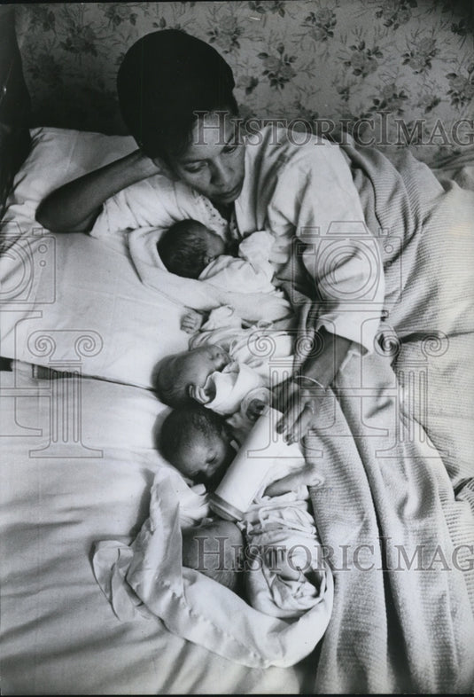 1965 Press Photo Mrs Willie Lyons of Crockett County, TN Nurses Quadruplets - Historic Images