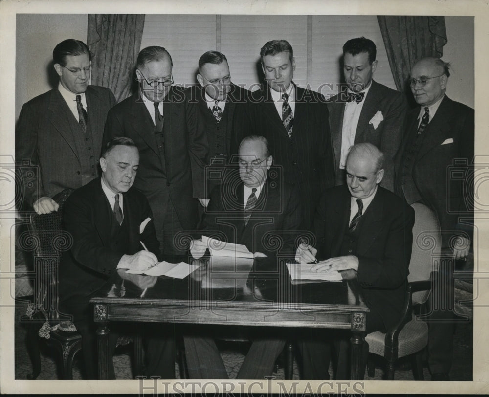 1946 Press Photo Signing of United Steelworkers, U.S. Steel Corp. Wage Agreement - Historic Images