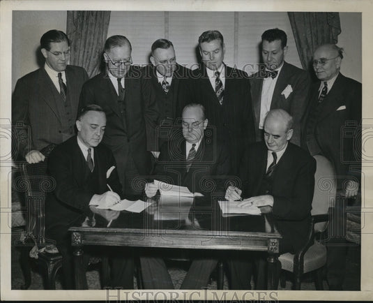 1946 Press Photo Signing of United Steelworkers, U.S. Steel Corp. Wage Agreement - Historic Images