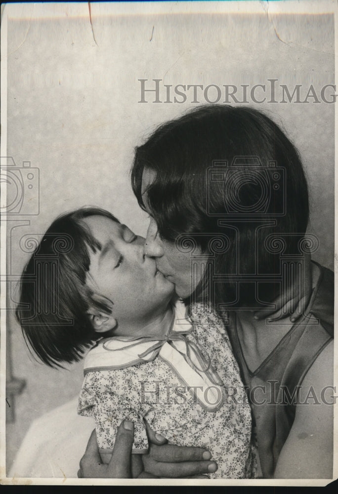 1931 Doris Murphy kissed her daughter  - Historic Images