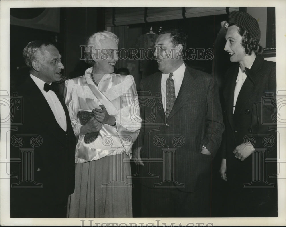 1941 Press Photo Felix Frankfurter, Wife, Leon Henderson @ &quot;Somewhere in France&quot; - Historic Images