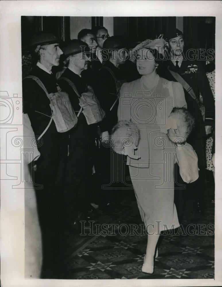 1939 Press Photo Queen Elizabeth and King George Inspect Guard of Honor - Historic Images