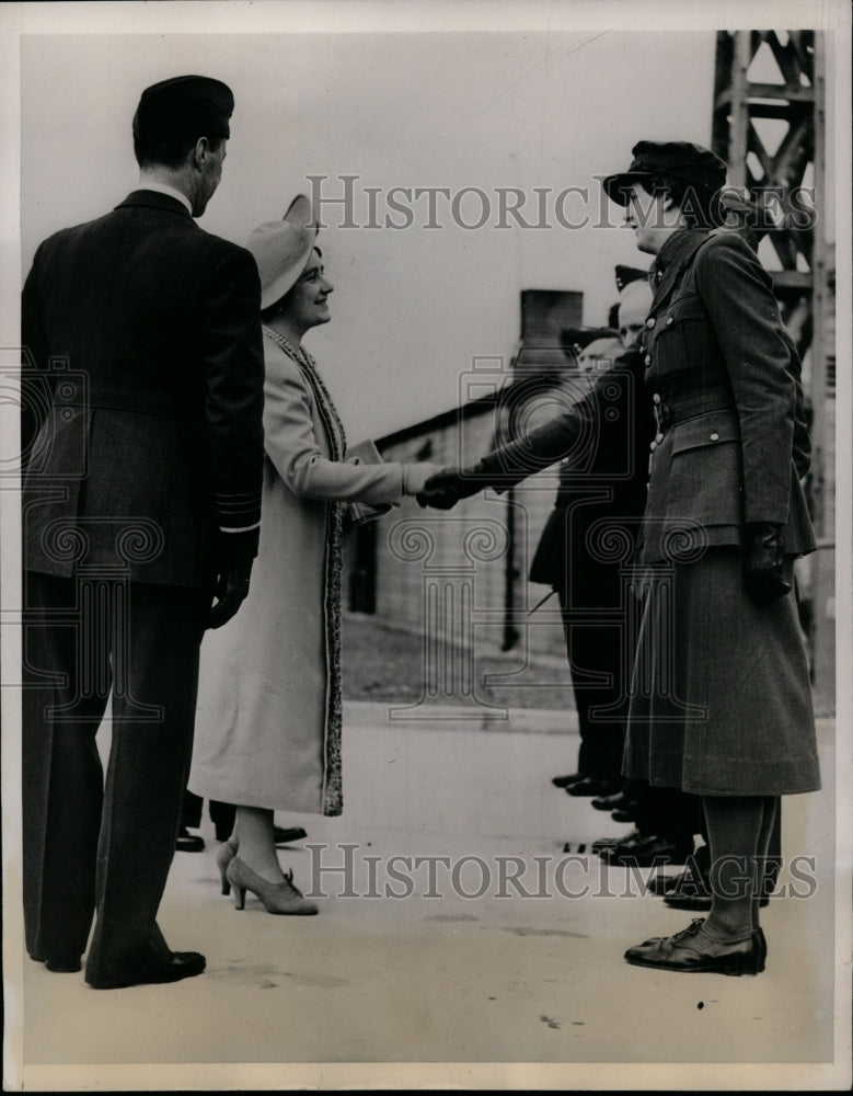 1939 Press Photo Queen Elizabeth II at Balloon Barrage Display, Hook, England - Historic Images