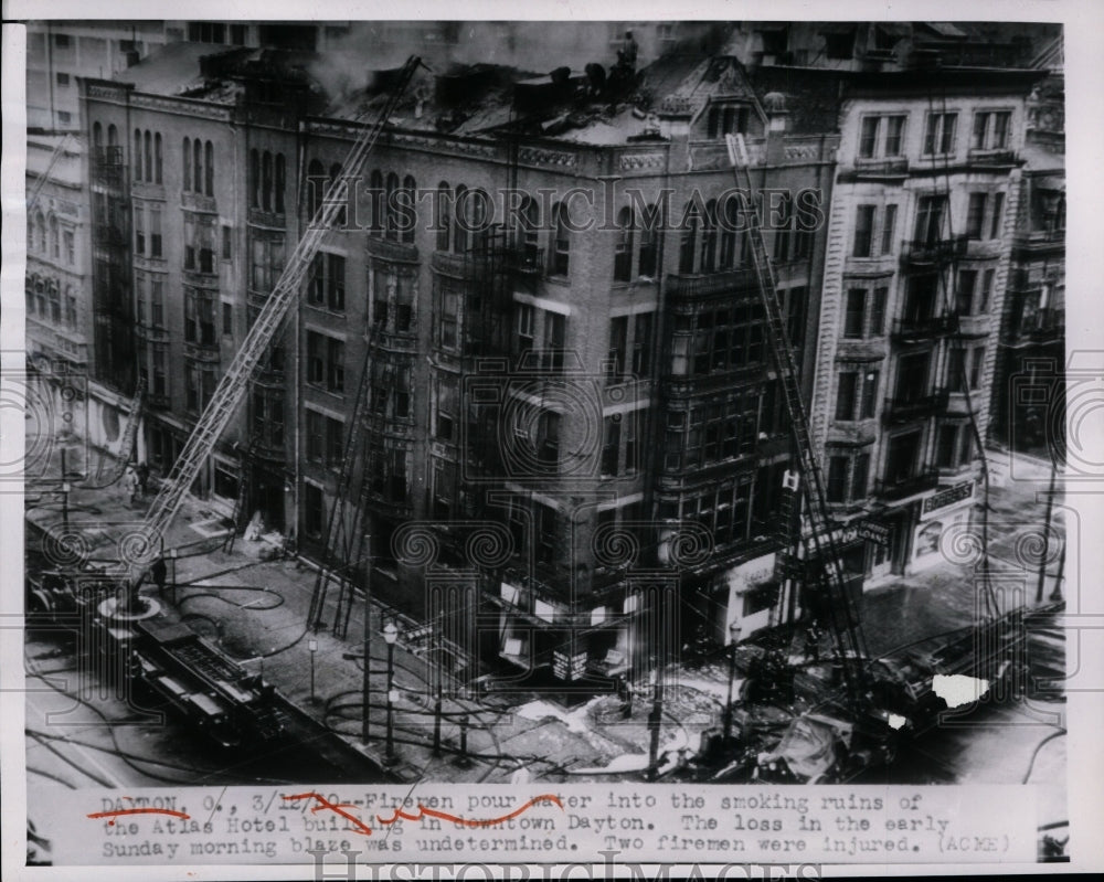 1950 Press Photo Firemen pour water into the smoking ruins of the Atlas Hotel - Historic Images