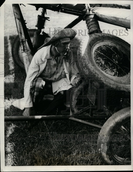 1932 Press Photo Lieut. R.L.R Atchesly Examines Disabled Ship - nef26492-Historic Images