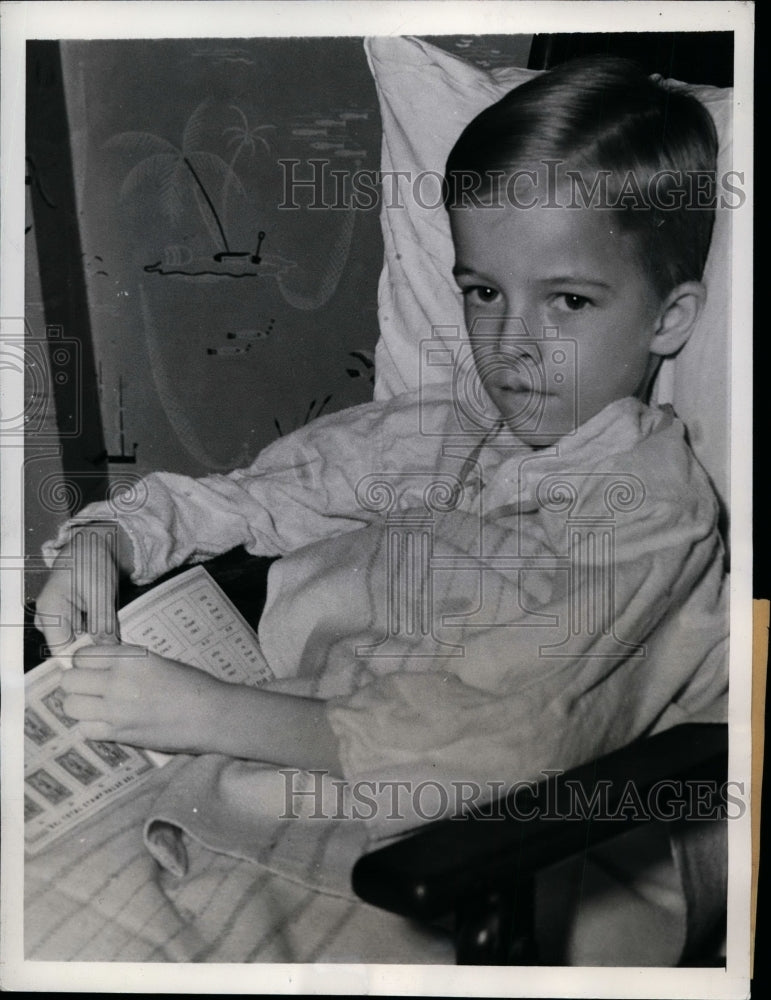 1943 Press Photo Suffering with Lymphatic Leukemia is Dickie Laswell - Historic Images