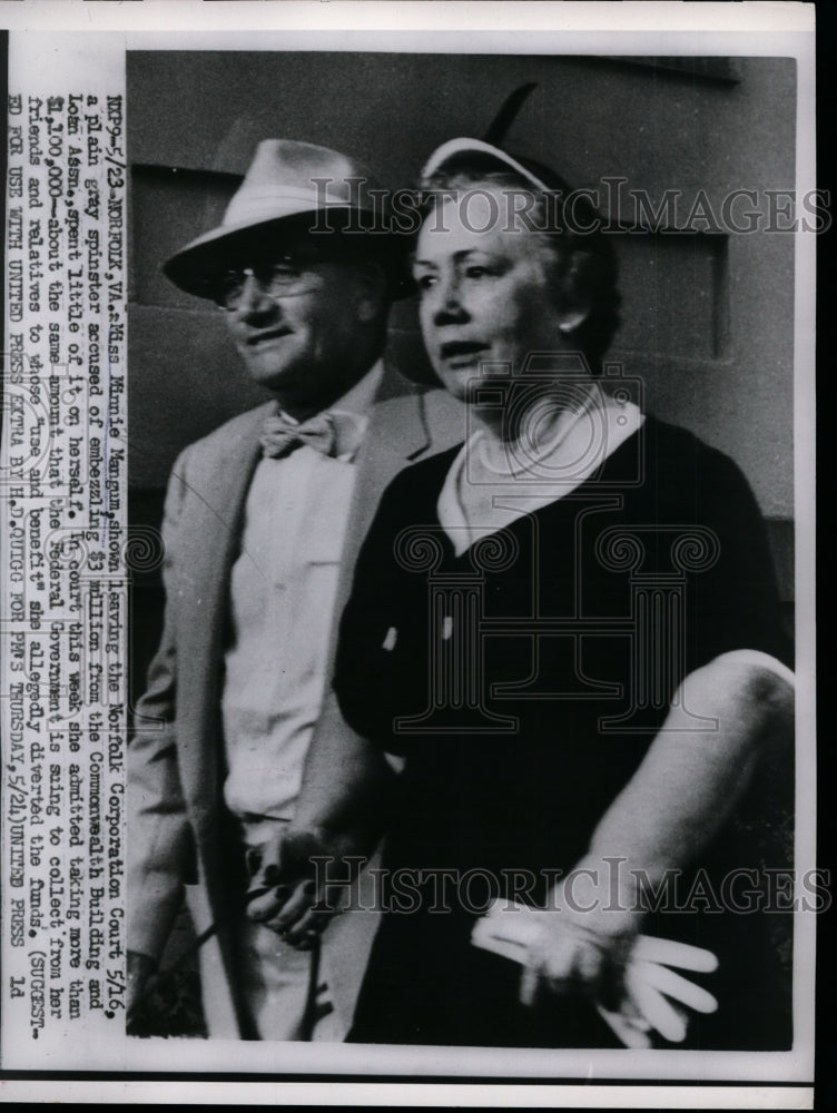 1956 Press Photo Minnie Mangum Leaving norfolk Corporation Court, Virginia - Historic Images