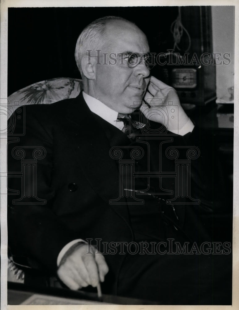 1943 Press Photo Chester Davis Talking to Reporters, St. Louis, Missouri-Historic Images