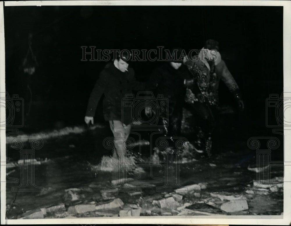 1940 Press Photo Men from the SS Sinoloa rescued by fishermen when the ship sank - Historic Images