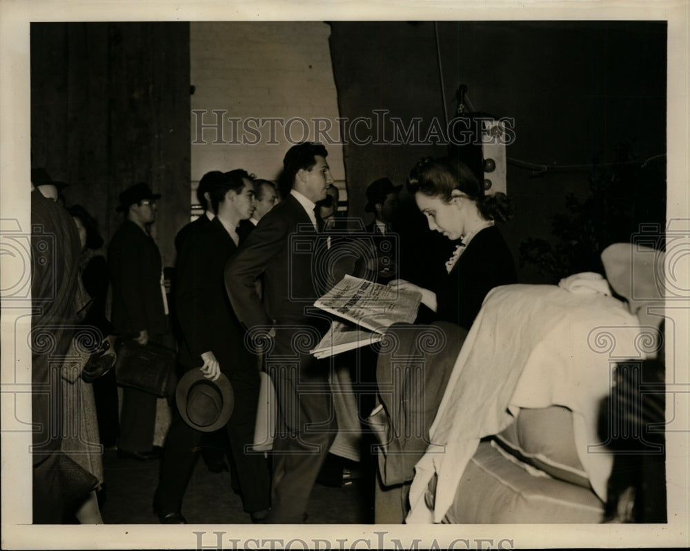 1940 Press Photo Mary Jane Reads Newspaper Backstage Amid Rehearsal Confusion - Historic Images