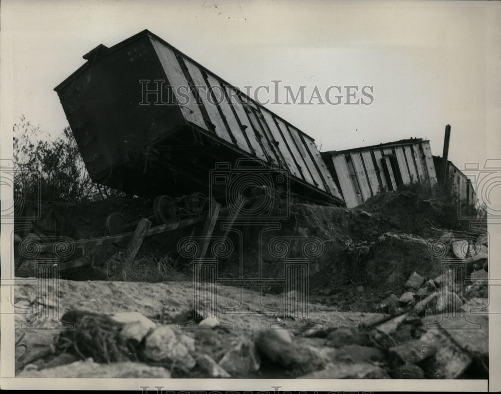 1934 Press Photo Southern Pacific Freight Cars off Tracks by Flood, San Fernando - Historic Images