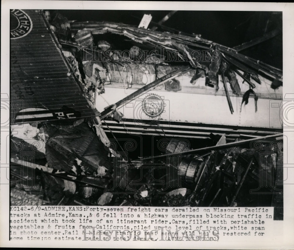 1948 Press Photo Forty-seven cars derail on Missouri Pacific tracks in Kansas - Historic Images