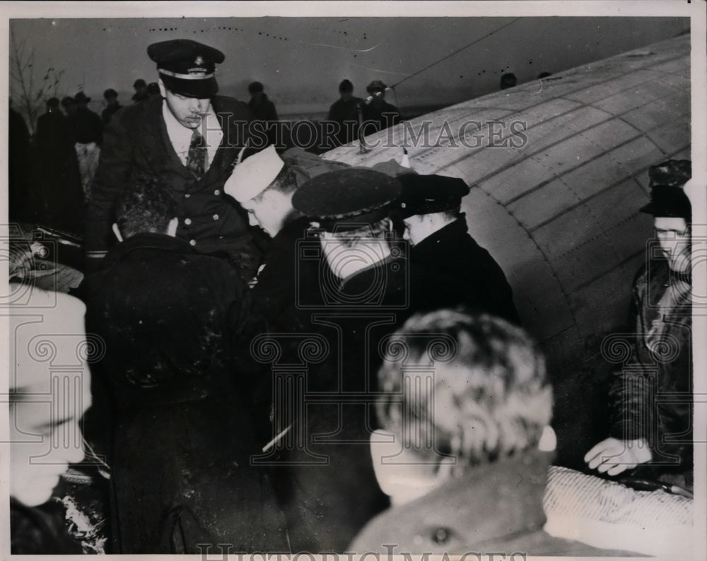 1940 Press Photo First Officer Earl Phillips Frees Plane Crash Passengers - Historic Images