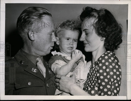 1943 Press Sgt & Mrs George Tucker Hold Their Lost But Found Daughter Jo Ann - Historic Images