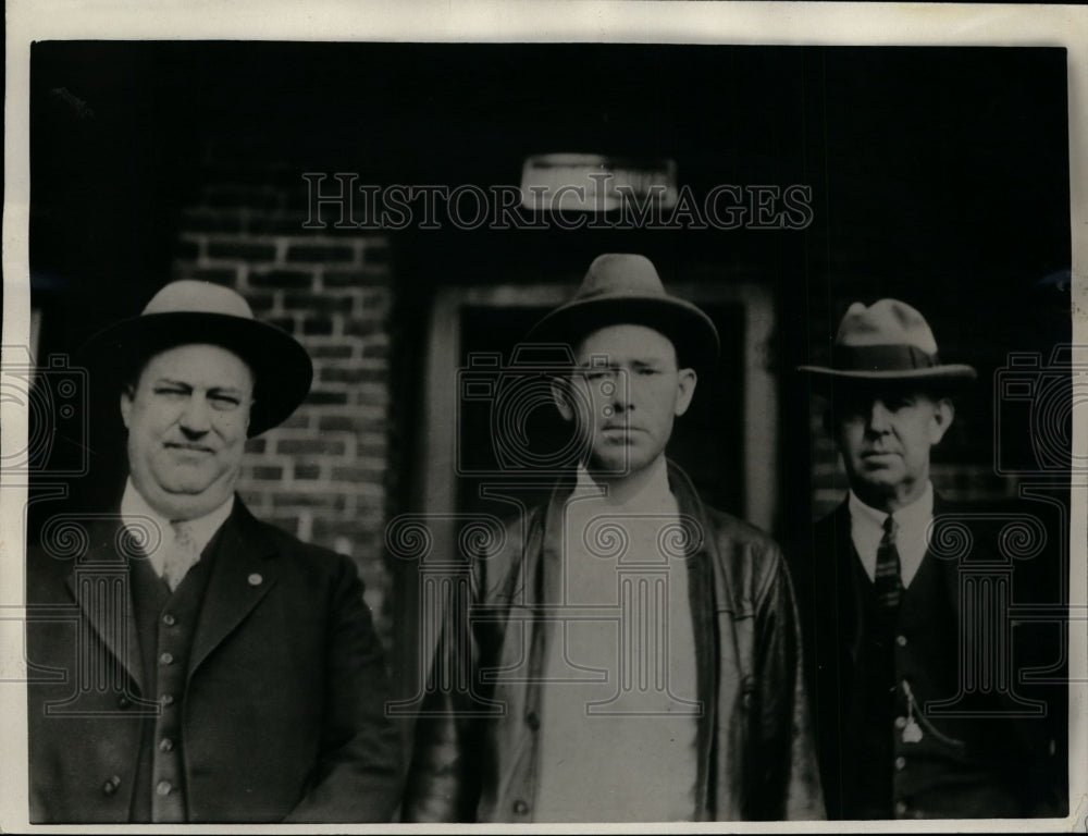 1926 Earl McCrory Walked Into Bank Forced Janitor Into Closet - Historic Images