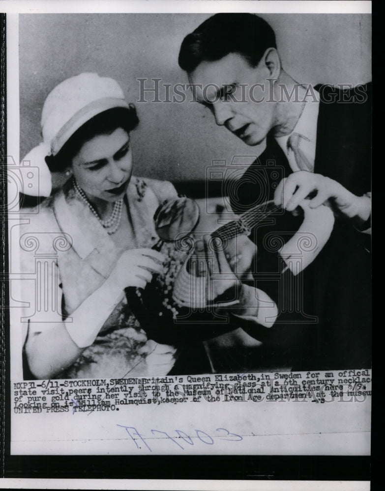 1956 Press Photo Queen Elizabeth & William Holmquist of Museum of Antiquities - Historic Images