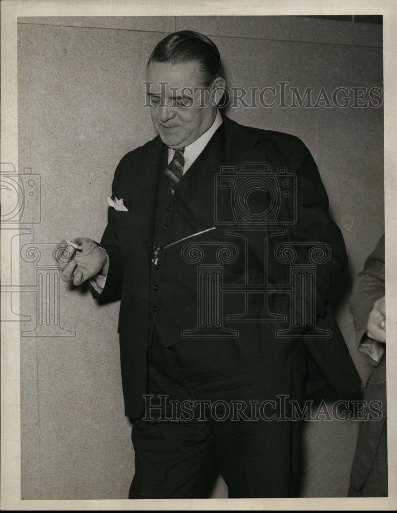 1936 Press Photo Mike Harwood During Trial Recess - Historic Images