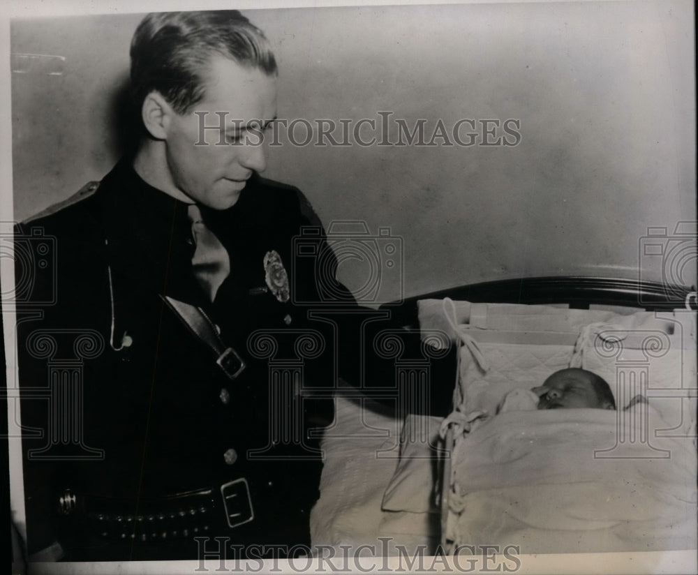 1939 Press Photo Don Lash w Newborn Son, Bloomington, Indiana - nef28055 - Historic Images