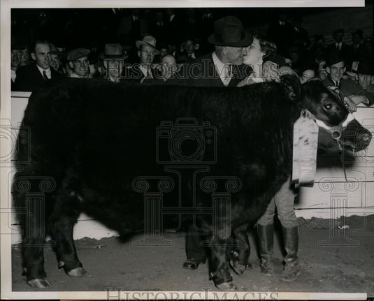 1938 Press Photo Irene kissing her father and Dave Brown - nef28073-Historic Images