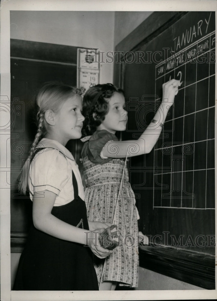 1940 Press Photo Toledo, Ohio Children Return to School, Depression Suspension - Historic Images