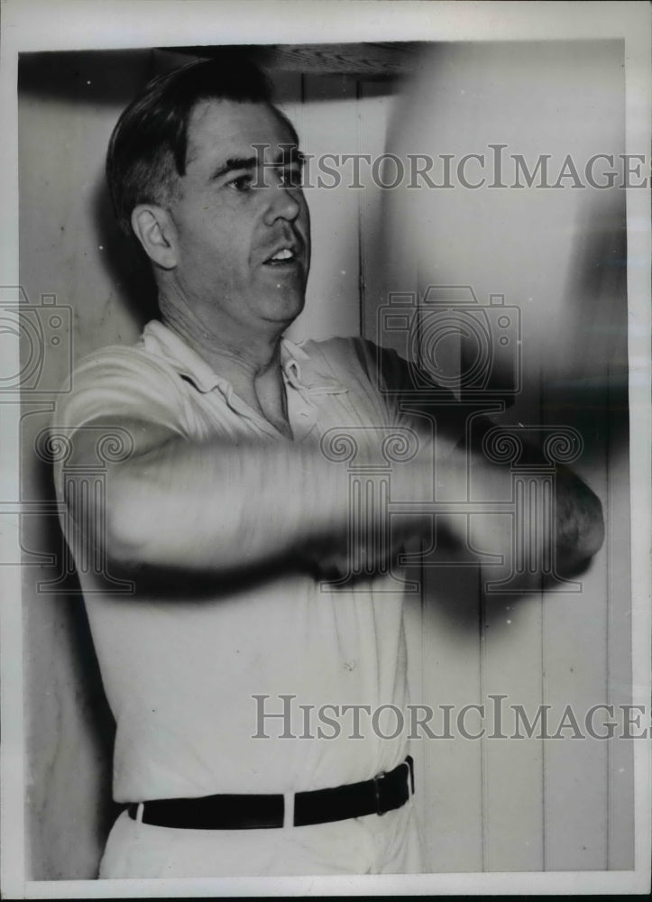 1941 Press Photo Vice Pres. Henry A.Wallace goes to work on a punching bag - Historic Images