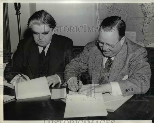 1941 Press Photo John L. Lewis, Harry M. Moses Sign Union contract in Washington - Historic Images