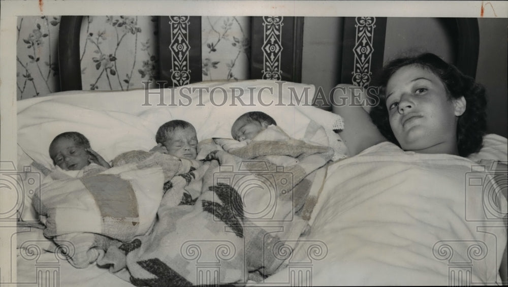1939 Press Photo Mrs. Virgil Deschand & Newborn Quadruplets, Kanakee, Illinois - Historic Images