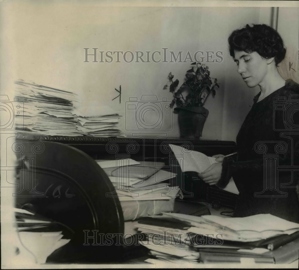 1923 Press Photo Ms.Esther E.Lape in charge of Fifty Thousand Peace Award-Historic Images
