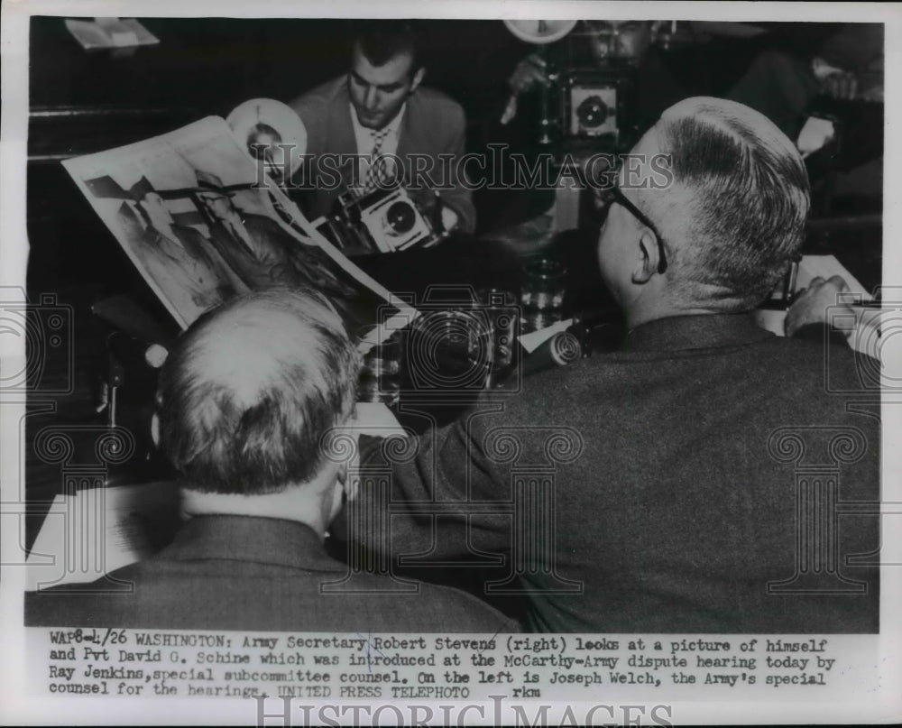 1954 Press Photo Army Sec Robert Stevens Views Picture of Self With Pvt. Schine - Historic Images