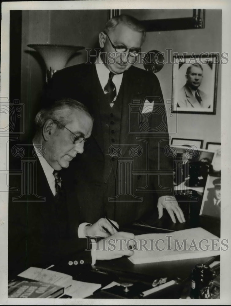 1944 Press Photo Senator Walter George Senate Finance Committee &amp; Colonel Halsey - Historic Images