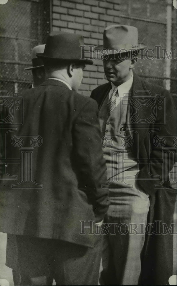 1935 Press Photo Fred Schwake talks strategy at Chevrolet Motor Ohio Co-Historic Images