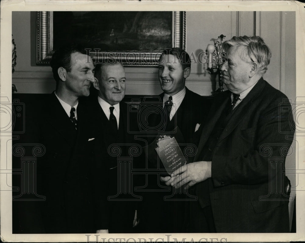 1939 Press Photo Clair Bee of Long Island university Basketball Wins Merit Award- Historic Images