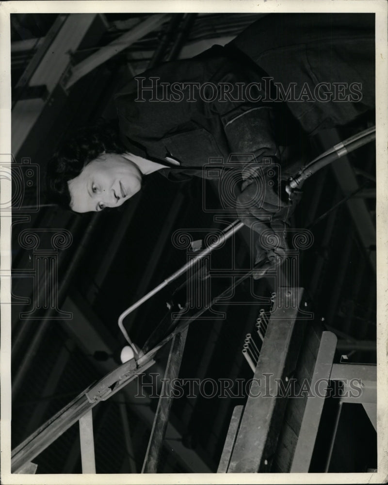 1943 Press Photo Mary Jo McDonald Working in Westinghouse Electric Company- Historic Images