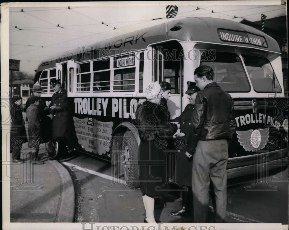 1943 Press Photo Chicago Surface Lines Use Mobile Employment Office to Recruit - Historic Images