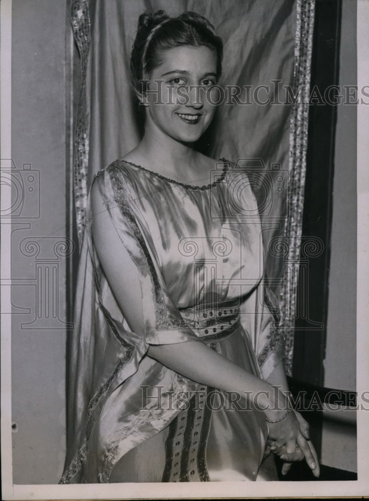 1935 Press Photo Miss Amanda Gatouros is crowned "Miss Helen of Troy" - Historic Images