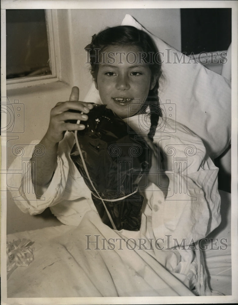 1939 Press Photo Girl Joan Marie Anderson at County Hospital, Los Angeles - Historic Images