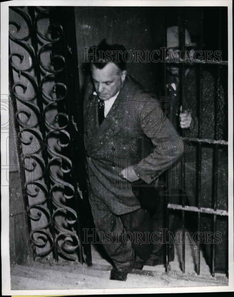 1941 Press Photo Dr Arthur Torrance Globe-Trotting Writer at Monterrey Prison-Historic Images