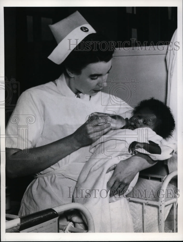 1942 Press Photo Niece of General Douglas MacArthur, Nurse @ Children&#39;s Hospital-Historic Images