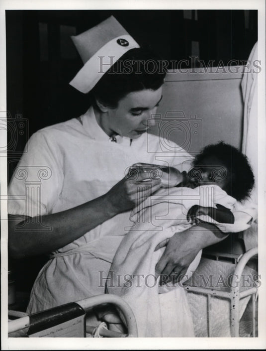 1942 Press Photo Niece of General Douglas MacArthur, Nurse @ Children's Hospital-Historic Images