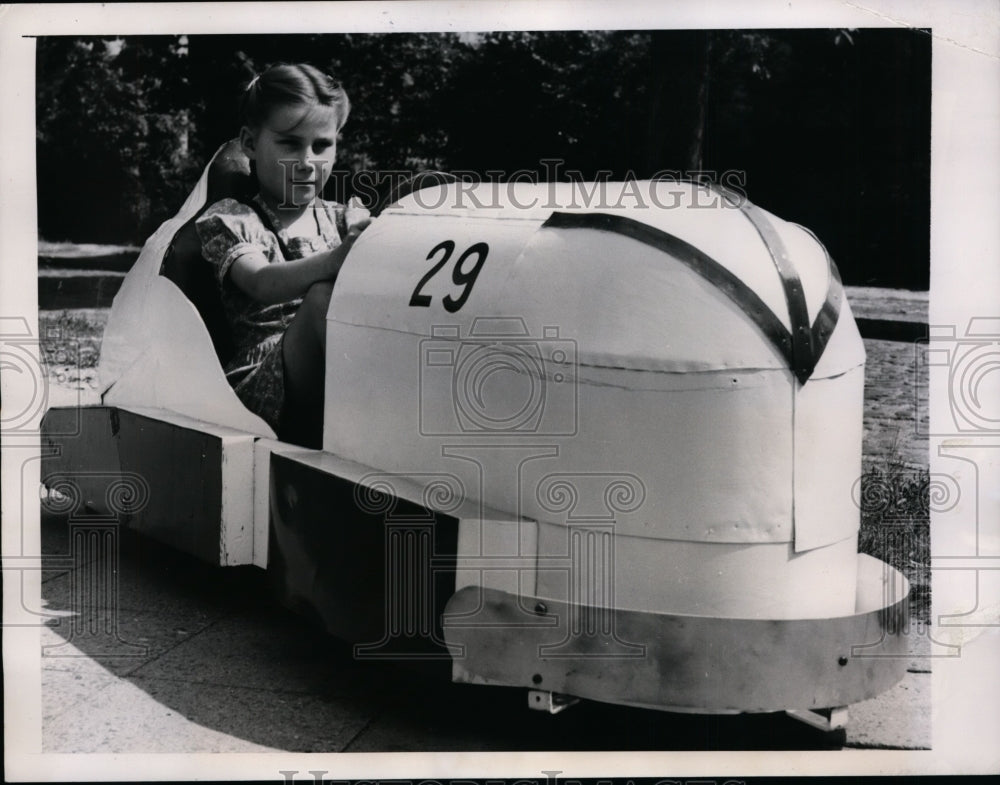 1949 Press Photo Ingrid Flemming of Berlin Plays in Soap Box Race Car - Historic Images