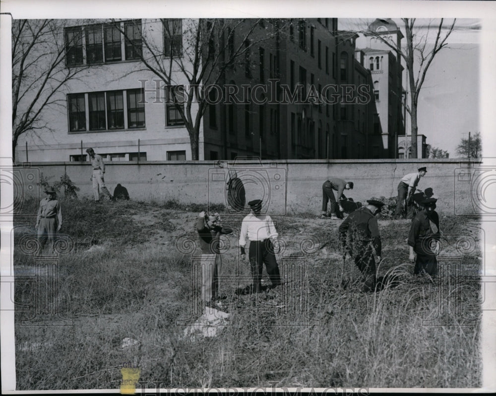 1951 Press Photo Volunteers Scour for Abduction Clues Near St. Anthony Hospital-Historic Images