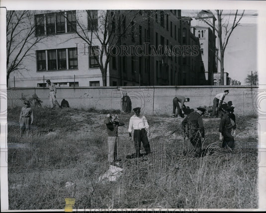 1951 Press Photo Volunteers Scour for Abduction Clues Near St. Anthony Hospital-Historic Images