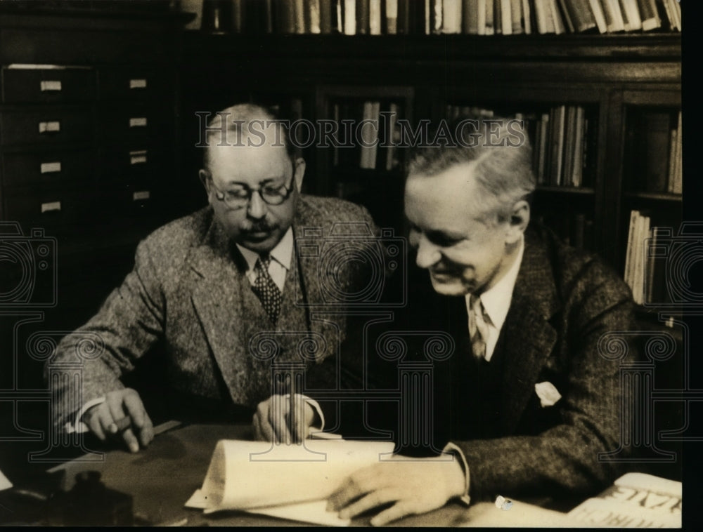 1937 Press Photo Charles Scribner Backs James T. Adams&#39; Amer. Hist. Dictionary - Historic Images