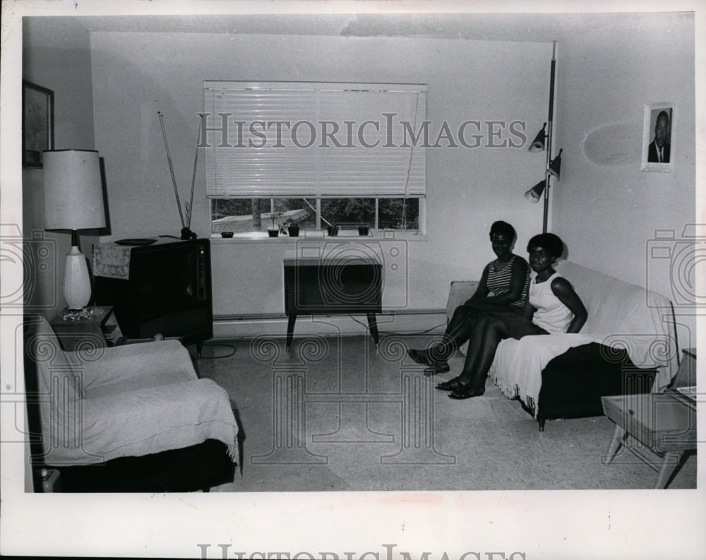 1968 Press Photo Mrs Clara Sly &amp; Daughter Kaven First Tenants in Park Village-Historic Images