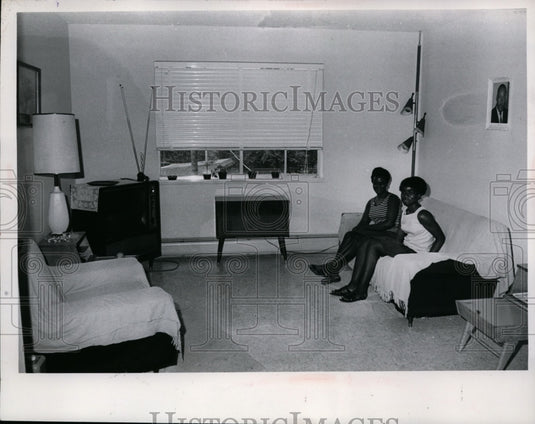 1968 Press Photo Mrs Clara Sly & Daughter Kaven First Tenants in Park Village-Historic Images