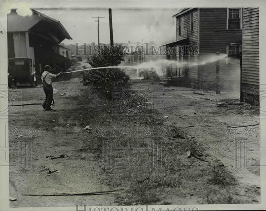 1934 Press Photo Fire host after Seabrook Farm Strikers fight against Police-Historic Images