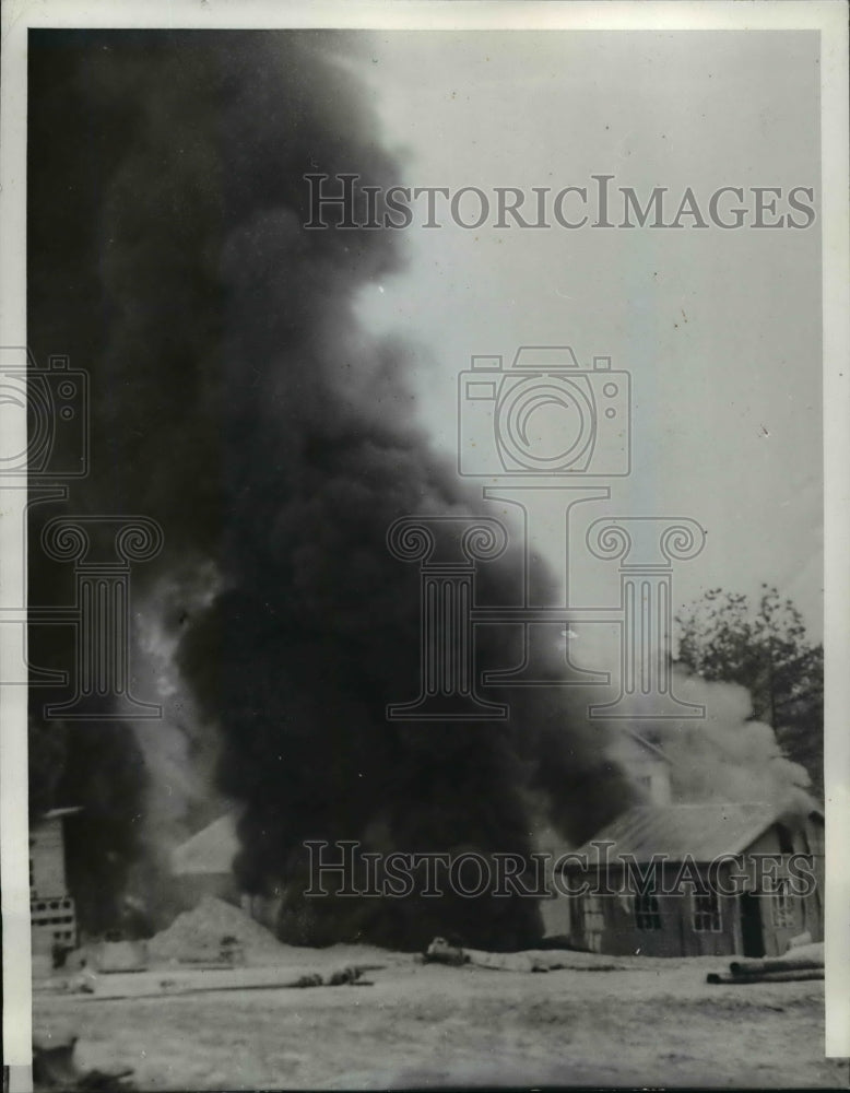 1941 Press Photo TX. Oil Pipeline Explodes, Killing One and Injuring two - Historic Images