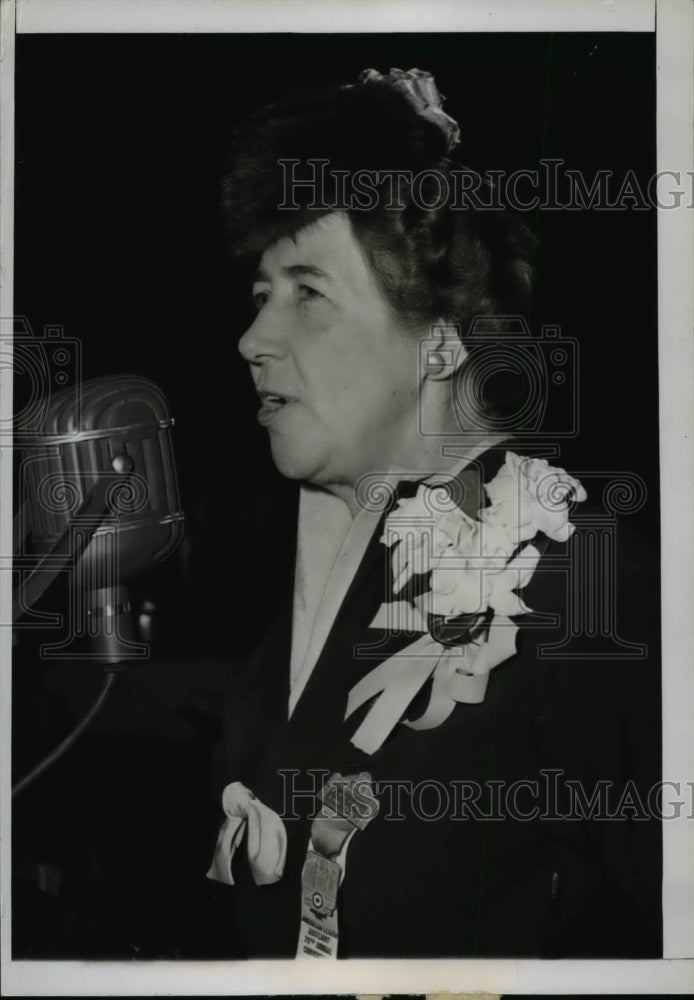 1945 Mrs Charles Gilbert Addresses American Legion Convention - Historic Images